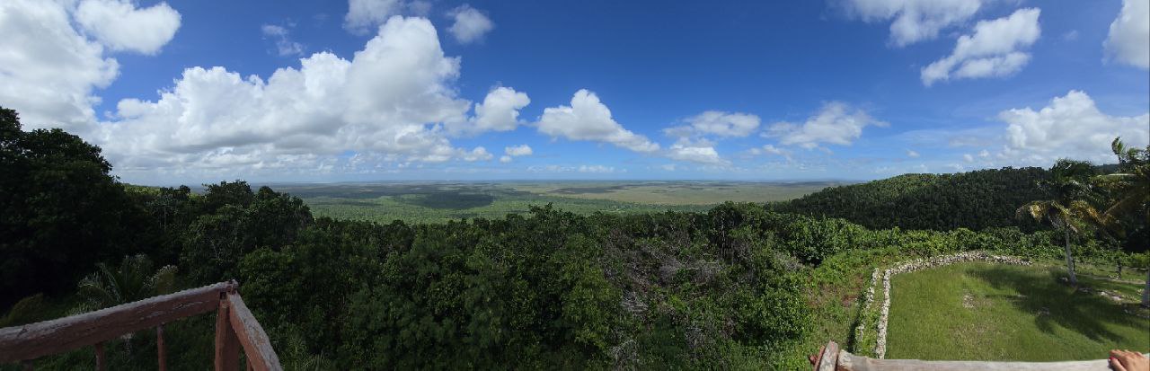 Panorama-Ausblick über die grüne Landschaft Kubas von einem Aussichtsturm