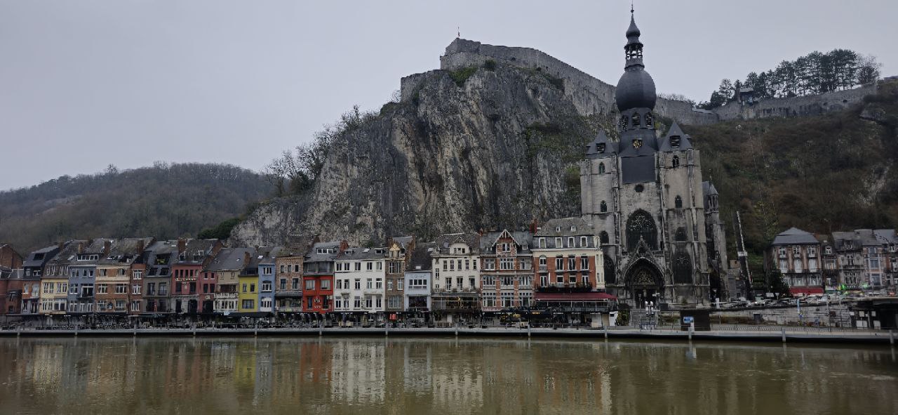 Dinant – Ein kurzer Zwischenstopp mit beeindruckender Kulisse