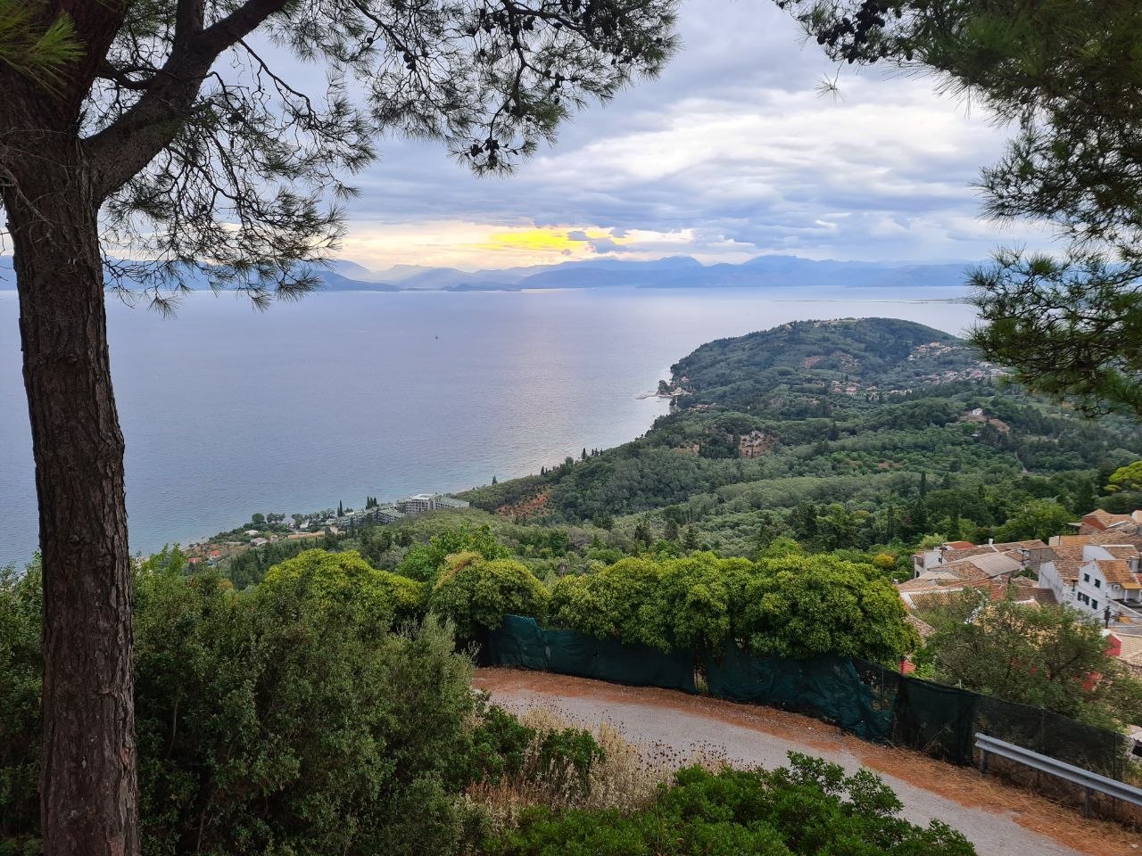 Aussicht vom Bergdorf Chlomos auf Korfu mit Blick auf das Meer und die grüne Küstenlandschaft Griechenlands
