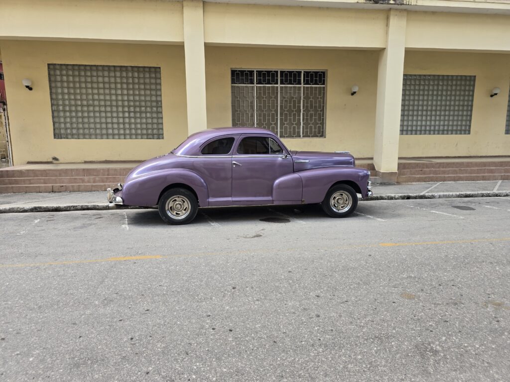 Lila Oldtimer in den Straßen von Kuba während unserer spontanen Rundreise.